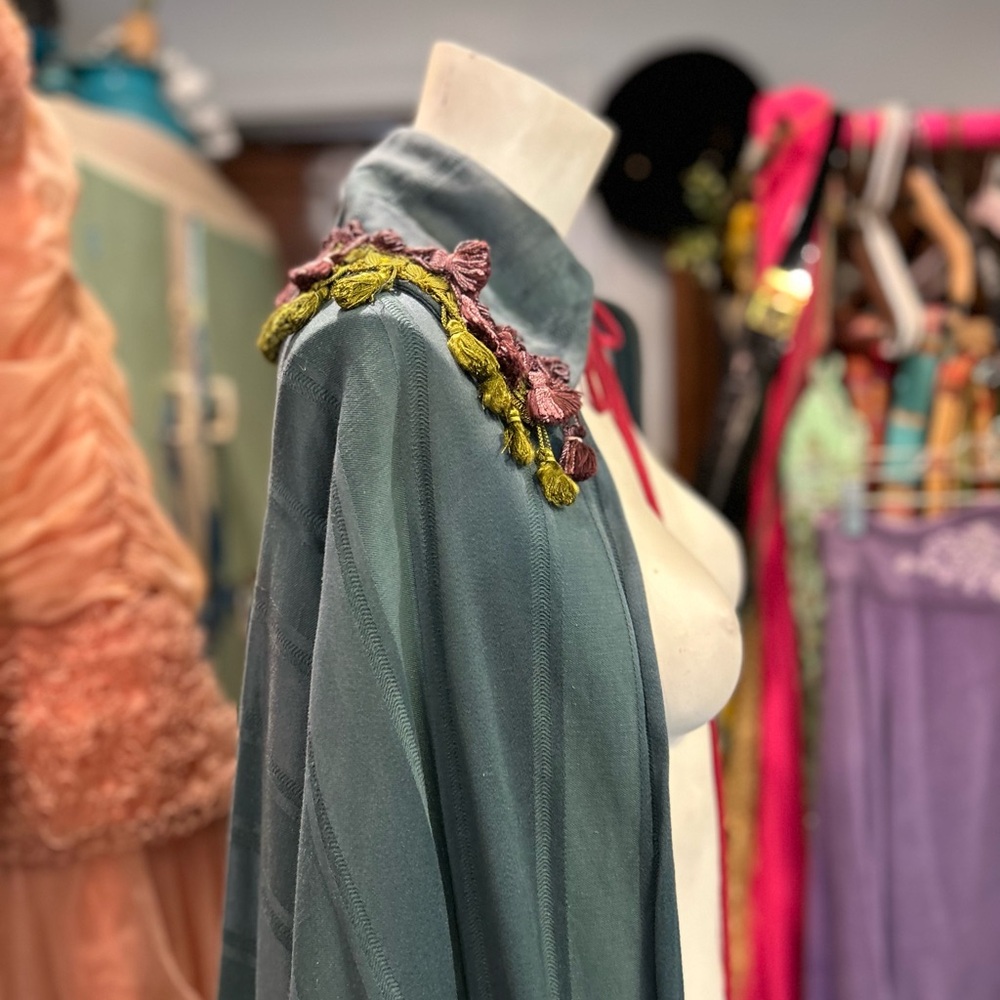 Vintage Shakespearen Cape - Picture 7 of 16